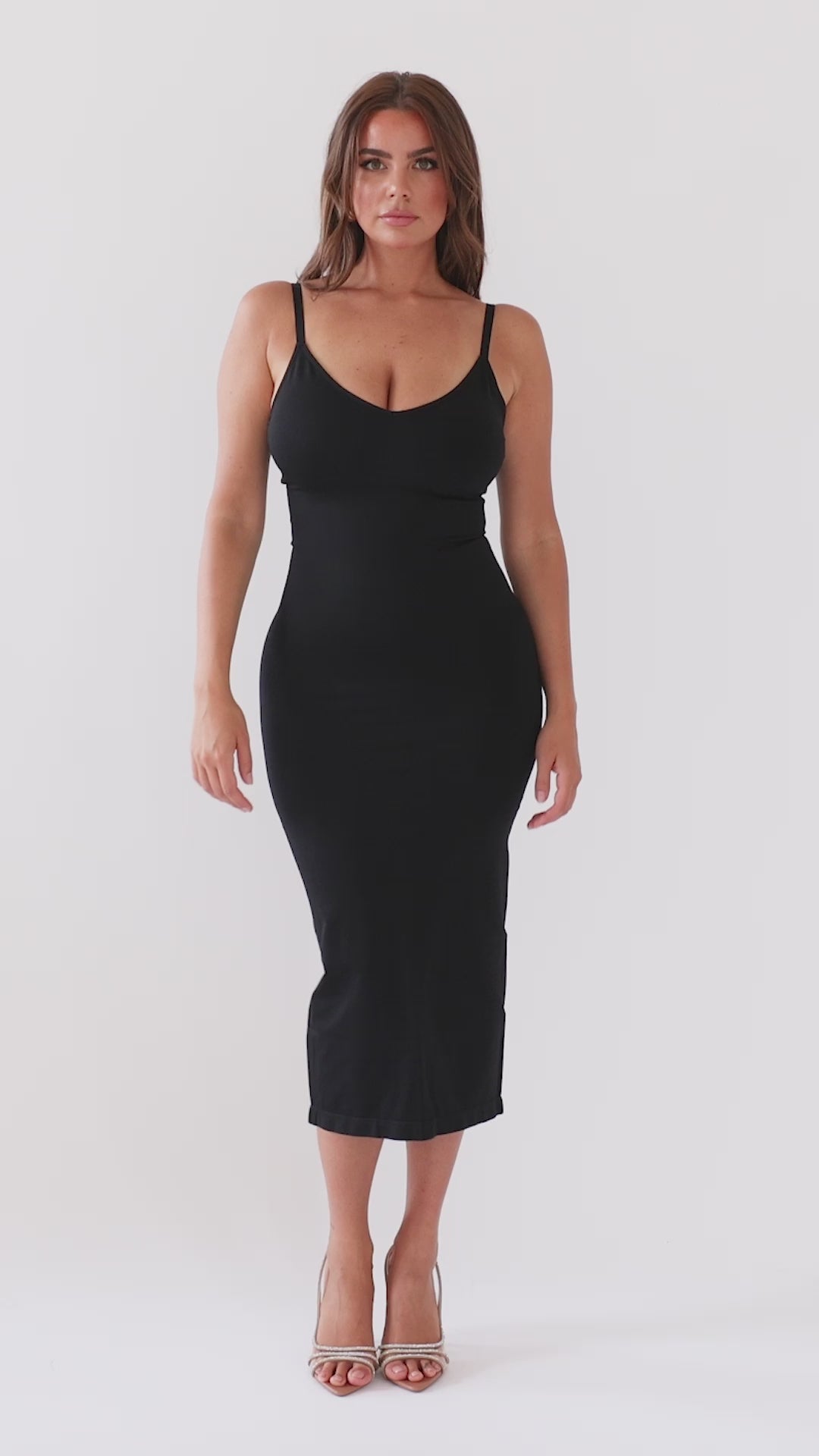 <video playsinline="playsinline" controls="controls" preload="metadata" aria-label="Azura - Vestido largo moldeador con cuello en V y tirantes finos" poster="//bella-fit.fr/cdn/shop/files/preview_images/1760f622afb349cd8c33407a14d9ea0c.thumbnail.0000000000_small.jpg?v=1689187573"><source src="//bella-fit.fr/cdn/shop/videos/c/vp/1760f622afb349cd8c33407a14d9ea0c/1760f622afb349cd8c33407a14d9ea0c.HD-1080p-7.2Mbps-16203546.mp4?v=0" type="video/mp4"><img src="//bella-fit.fr/cdn/shop/files/preview_images/1760f622afb349cd8c33407a14d9ea0c.thumbnail.0000000000_small.jpg?v=1689187573"></video>